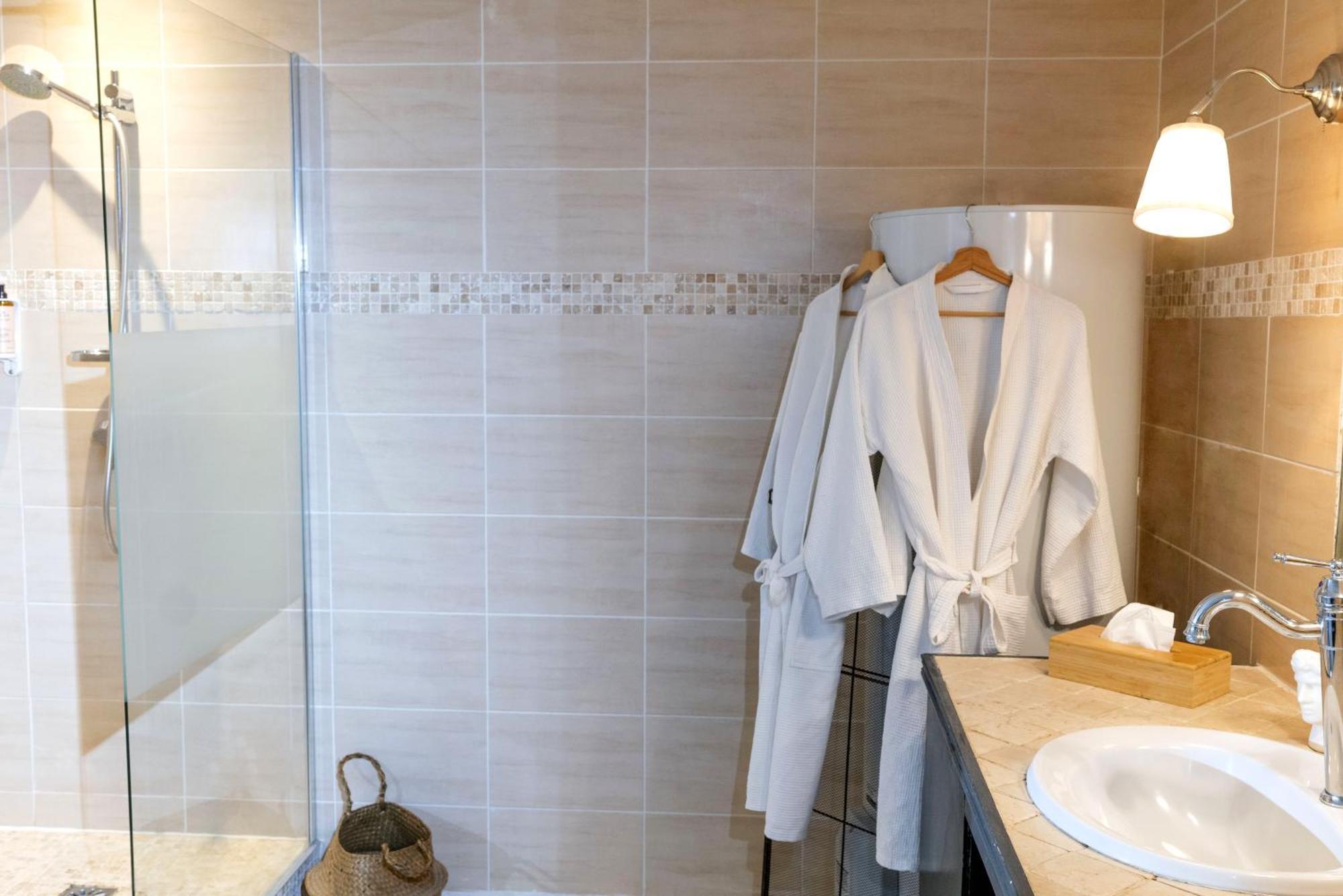 Les Canoubiers Luxe Et Serenite Au Coeur De Saint-Tropez Suites Spacieuses Avec Jardin Enchanteur Rom bilde
